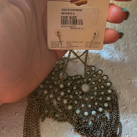 New 🦚 Fun Fashion Earrings - Picture 5 of 5